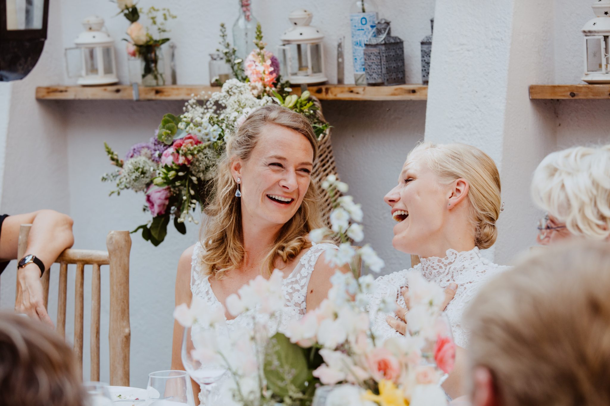 bruidspaar trouwen in de woeste hoeve