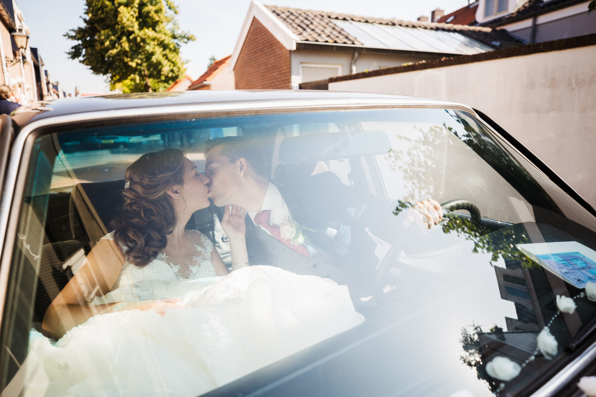 Bruidspaar in trouwauto