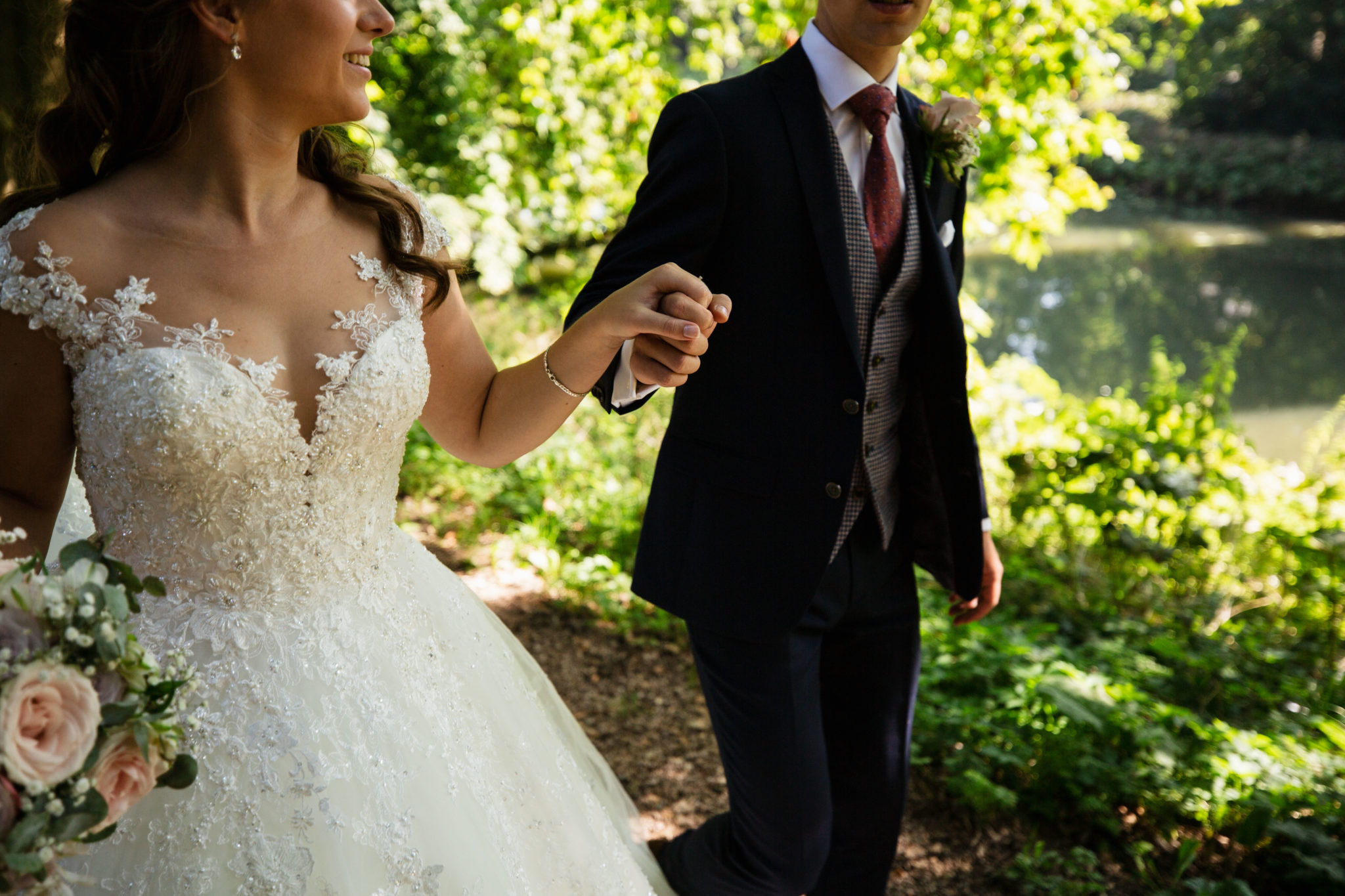 Bruidsjurk en trouwpak