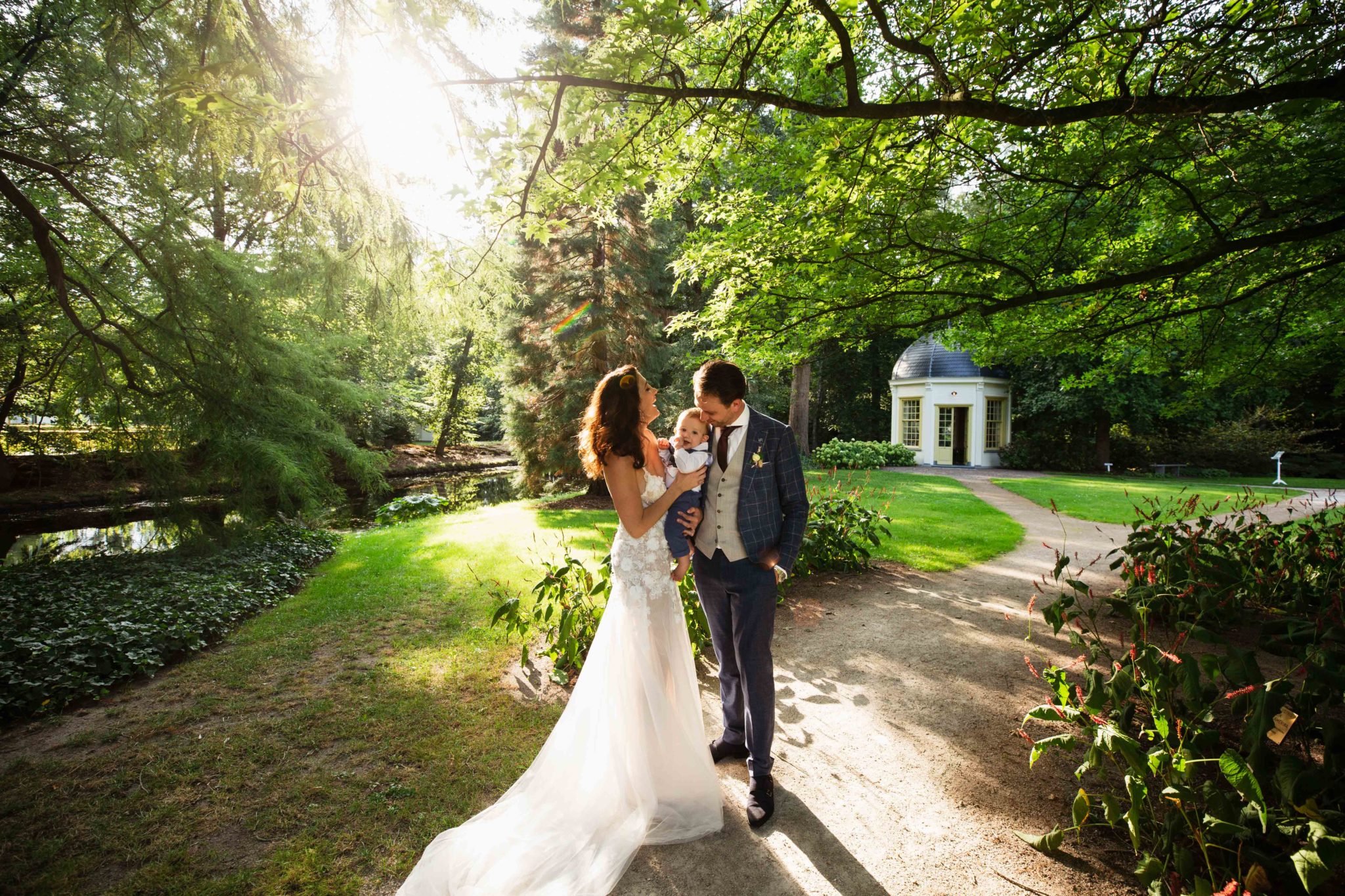 Bruid en bruidegom met baby